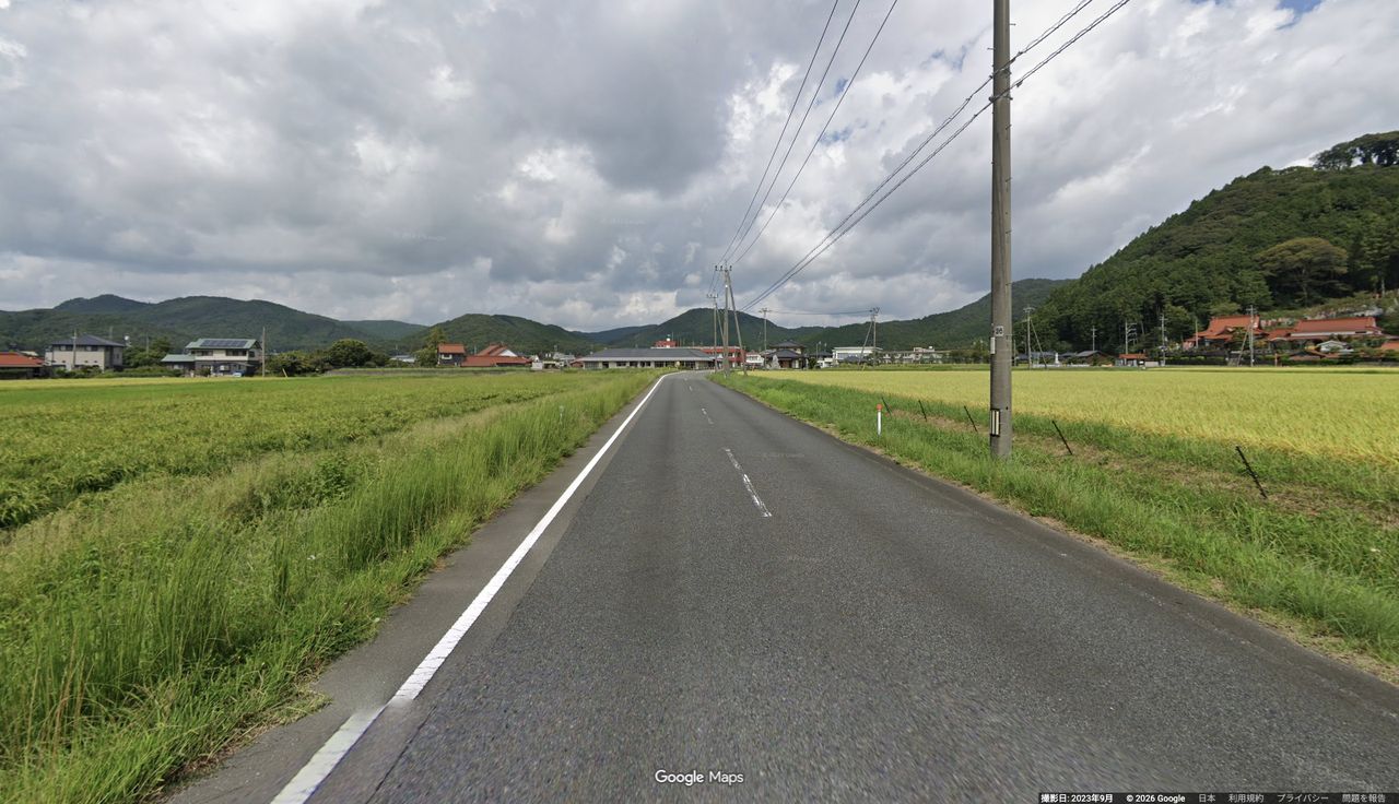 まっすぐな道の先に建物が見えてくる