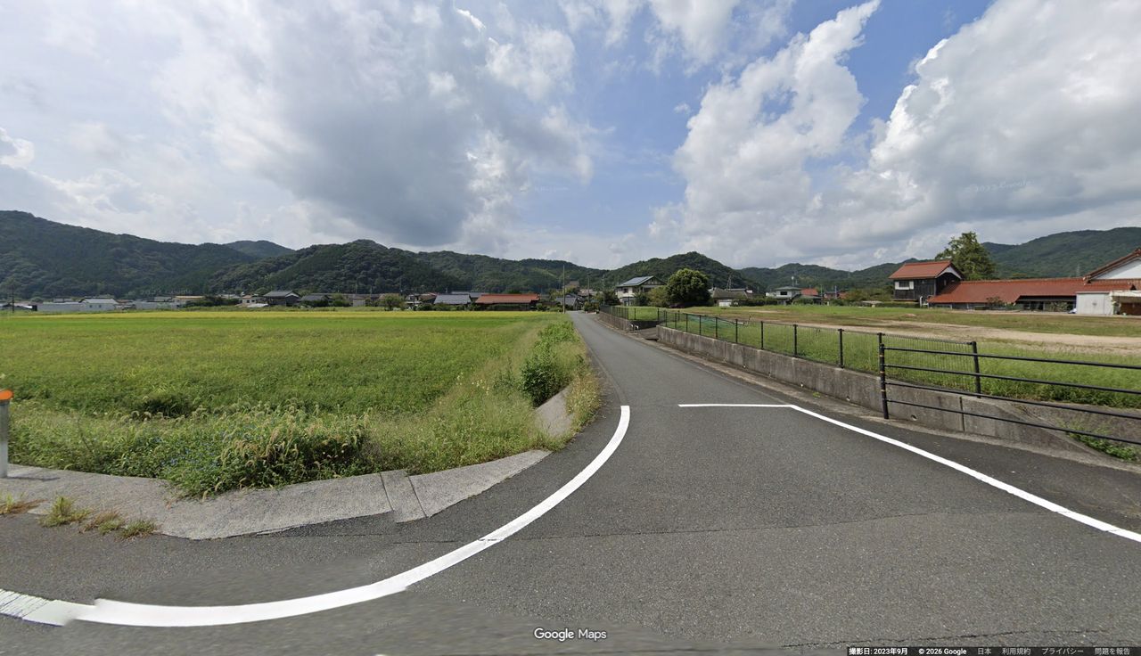 グラウンドの手前で左へ分かれる細い道