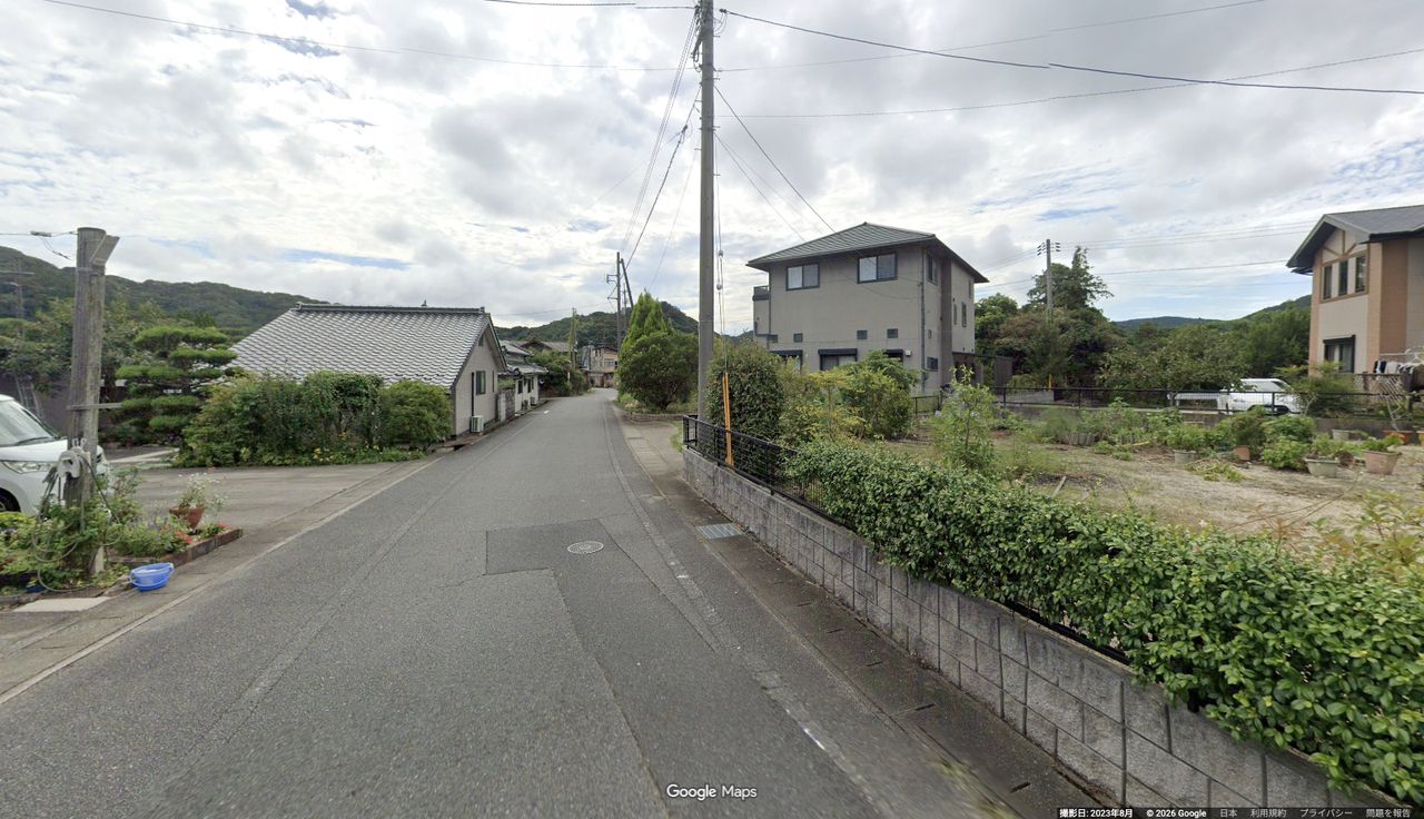 住宅の間を進む道。この先がY字路