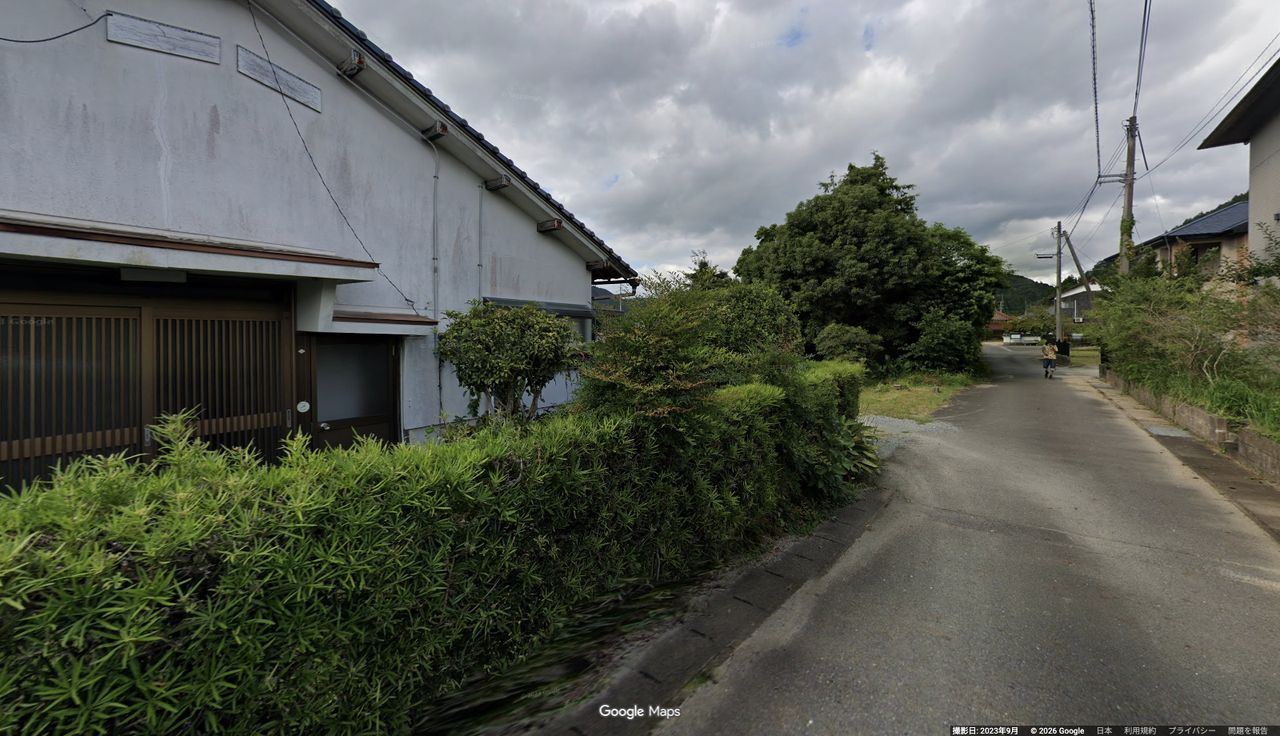 光明寺へ向かうまっすぐな道