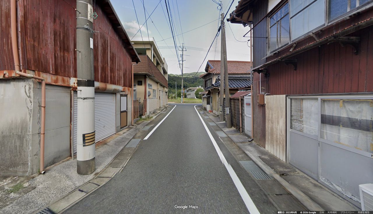 建物の間を進む道。この先がつきあたり