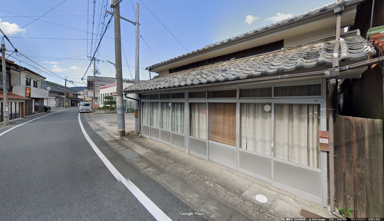 右手に郵便局がある通り
